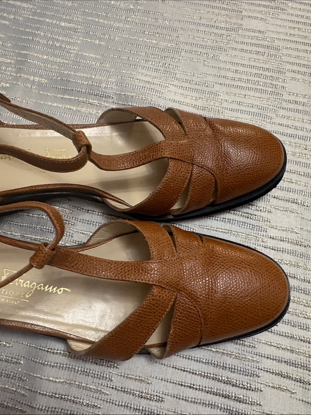Salvatore Ferragamo Tan Brown Pebbled Leather T-Strap Flats Size 8A Narrow - Picture 7 of 10